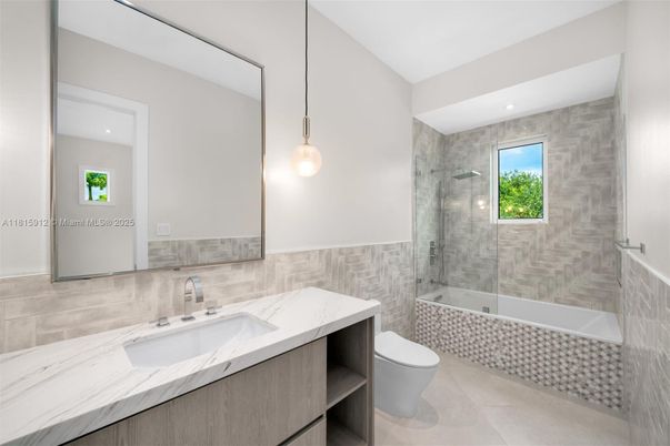 Bathroom, Glass Shower, Interior, Pendant Lights, Recessed Lighting