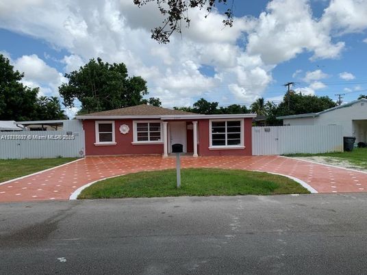 Exterior, Facade, Ranch