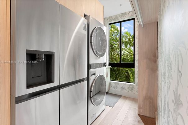 Interior, Utility Closets, Washer, Wood Texture Flooring