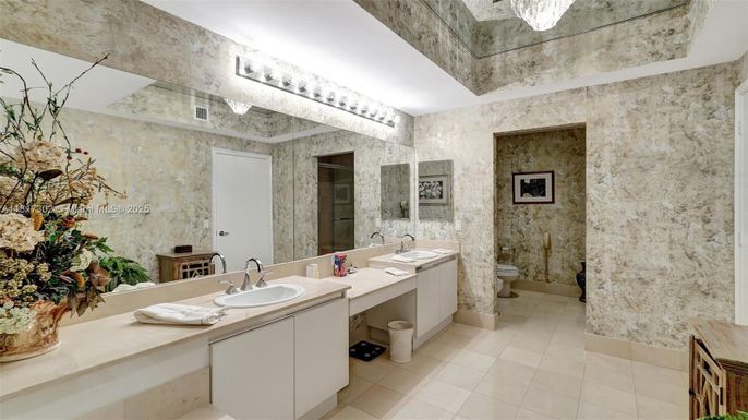 Bathroom, Dual Sink Vanities, Interior