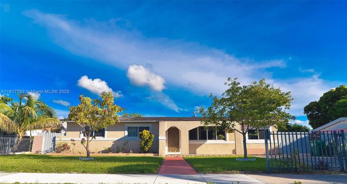 Backyard, Exterior, Facade, Ranch