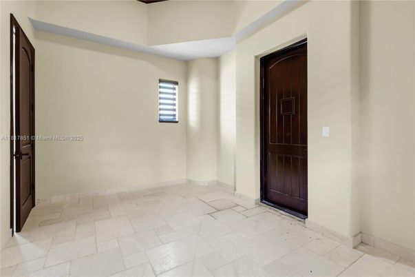 Empty room, Interior