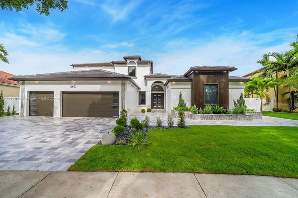Attached, Exterior, Facade, Mediterranean