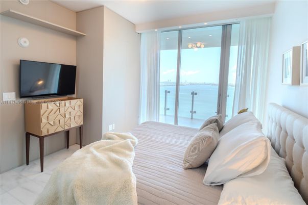 Bedroom, Interior, Recessed Lighting, Water