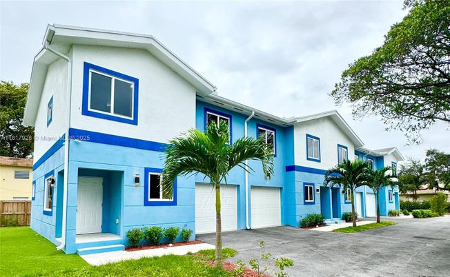 Attached, Backyard, Exterior, Facade, Modern