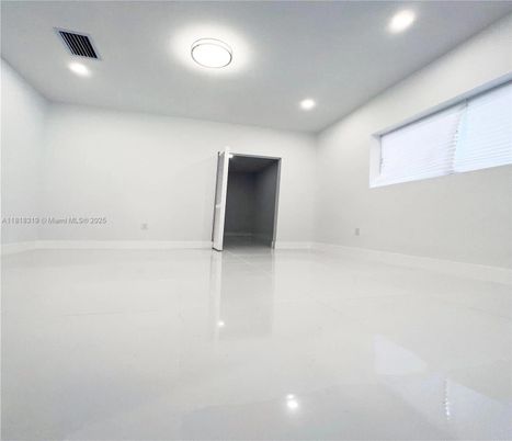 Empty room, Interior, Recessed Lighting