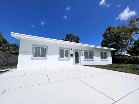 Exterior, Facade, Ranch