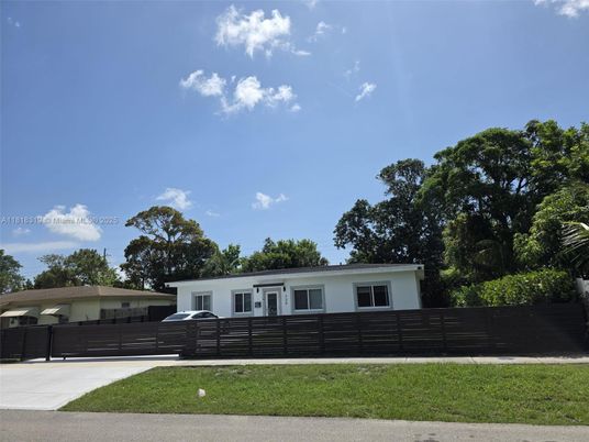 Exterior, Facade, Ranch