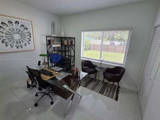 Home Office, Interior