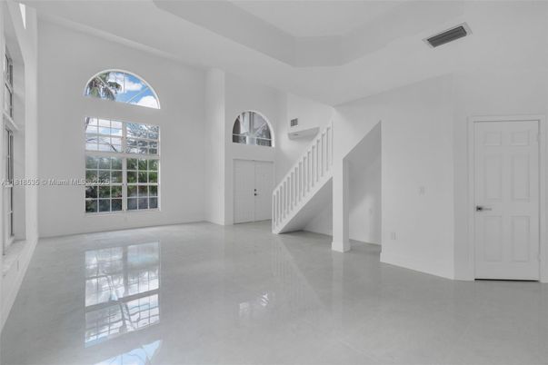 Empty room, Interior