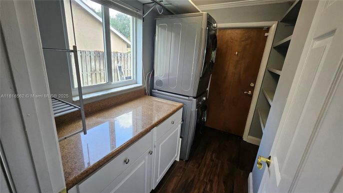 Interior, Washer, Wood Texture Flooring