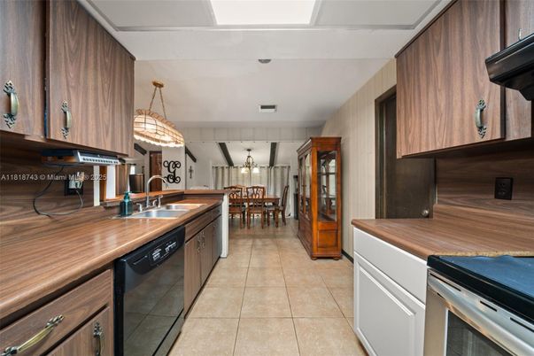 Dining room, Interior, Kitchen, Pendant Lights, Stainless Steel Appliances