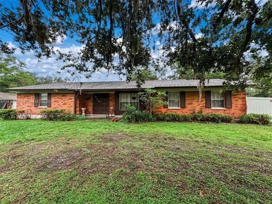 Exterior, Facade, Brick Facade, Ranch