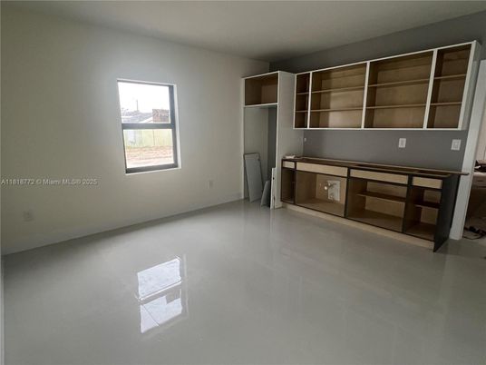 Empty room, Interior