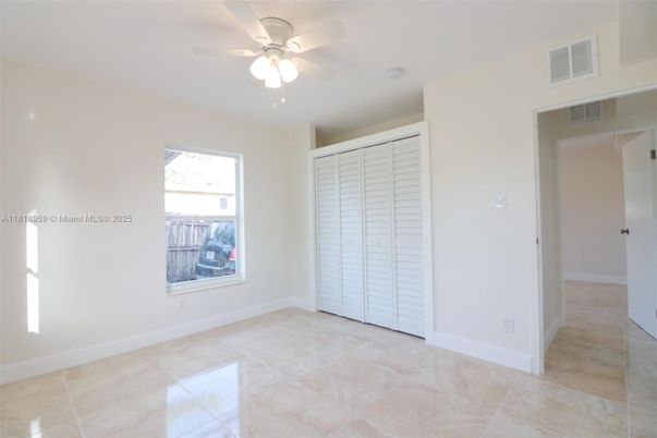 Empty room, Interior