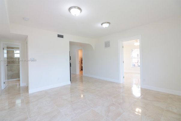 Empty room, Interior