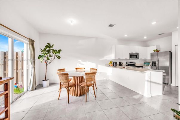 Dining room, Interior, Kitchen, Recessed Lighting, Stainless Steel Appliances