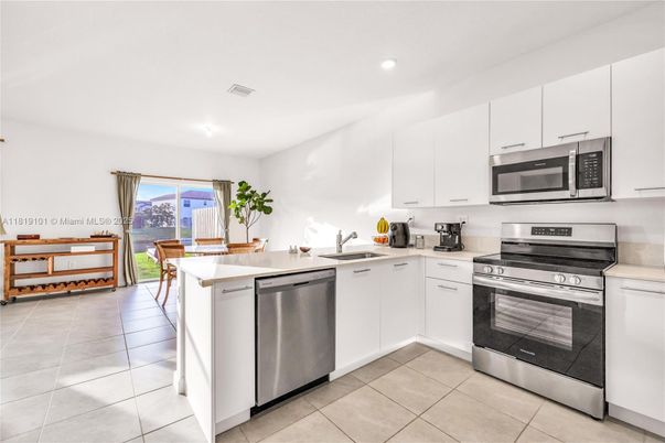 Dining room, Interior, Kitchen, Recessed Lighting, Stainless Steel Appliances