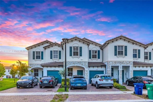 Attached, Exterior, Facade, Mediterranean