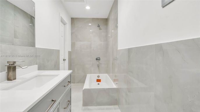 Bathroom, Interior, Recessed Lighting