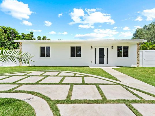 Backyard, Exterior, Facade, Ranch
