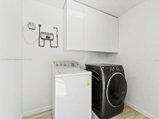 Interior, Washer, Wood Texture Flooring