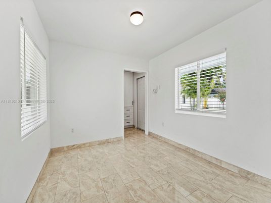 Empty room, Interior