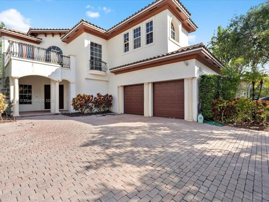 Attached, Exterior, Facade, Mediterranean