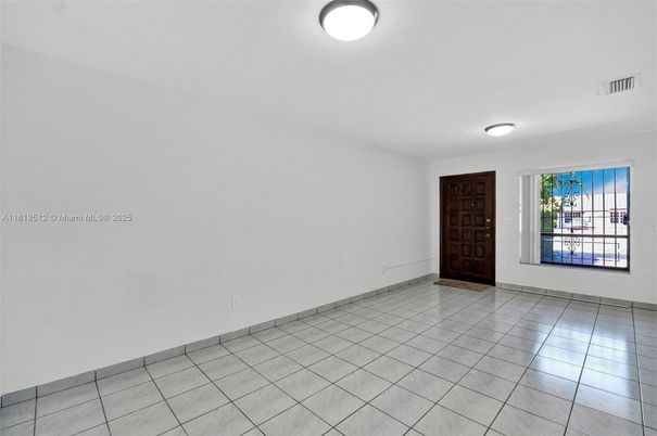 Empty room, Interior