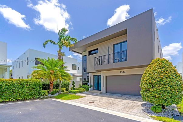Attached, Exterior, Facade, Modern