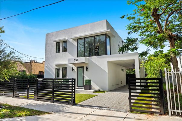 Exterior, Facade, Modern