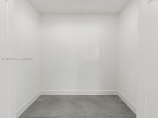 Empty room, Interior