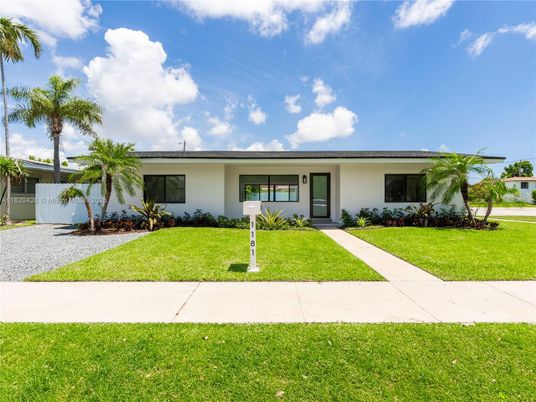 Exterior, Facade, Ranch