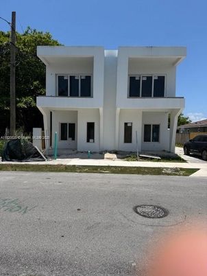 Exterior, Facade, Modern