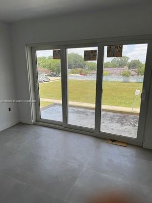 Empty room, Interior