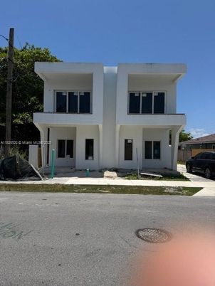 Exterior, Facade, Modern