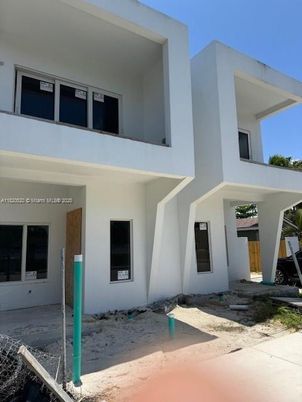Exterior, Facade, Modern