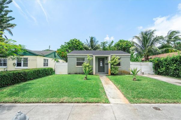 Backyard, Exterior, Facade, Ranch