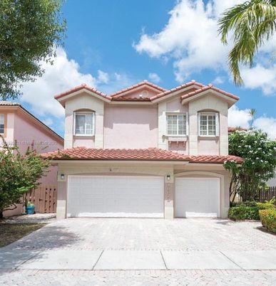 Attached, Exterior, Facade, Mediterranean