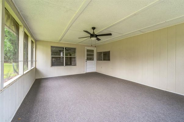 Empty room, Interior
