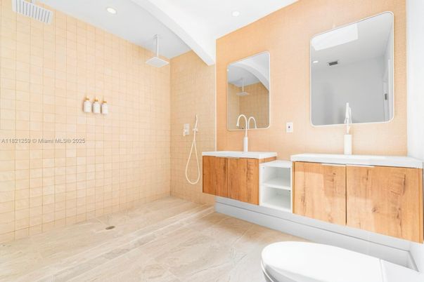 Bathroom, Dual Sink Vanities, Interior, Recessed Lighting