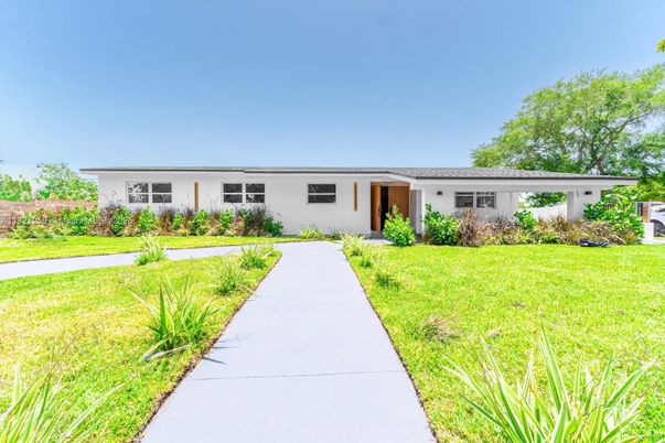Backyard, Exterior, Facade, Ranch