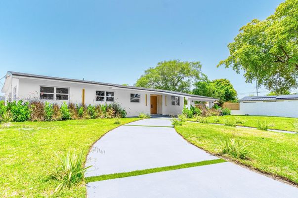 Backyard, Exterior, Facade, Ranch