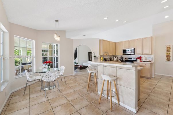 Dining room, Interior, Kitchen, Pendant Lights, Recessed Lighting, Stainless Steel Appliances