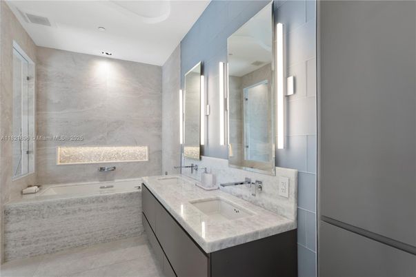 Bathroom, Dual Sink Vanities, Interior, Recessed Lighting