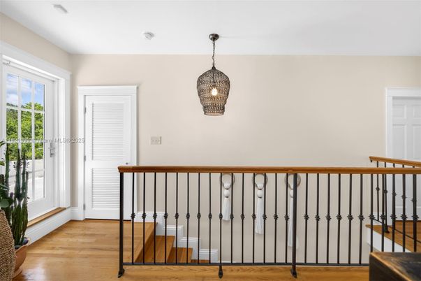 Interior, Pendant Lights, Wood Texture Flooring