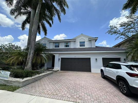 Attached, Exterior, Facade, Mediterranean