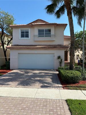 Attached, Exterior, Facade, Mediterranean