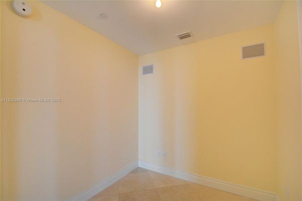 Empty room, Interior