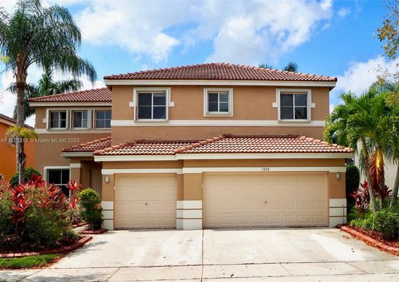 Attached, Exterior, Facade, Mediterranean